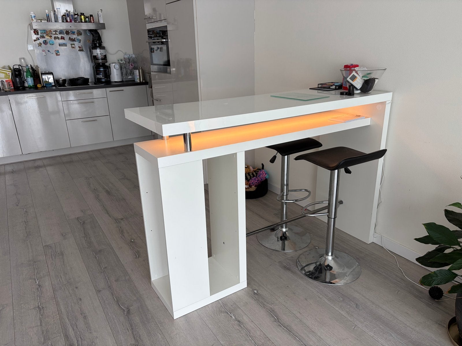 Moderne witte bartafel en barkrukken, Ophalen of Verzenden, Gebruikt, Inclusief barstoelen