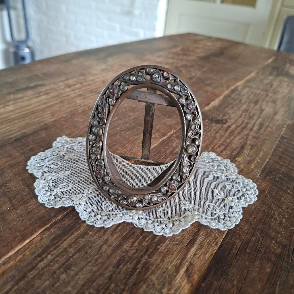 Dit is een Antiek Fotolijstje filigrain en Steentjes, Antiek en Kunst, Antiek | Woonaccessoires, Ophalen of Verzenden