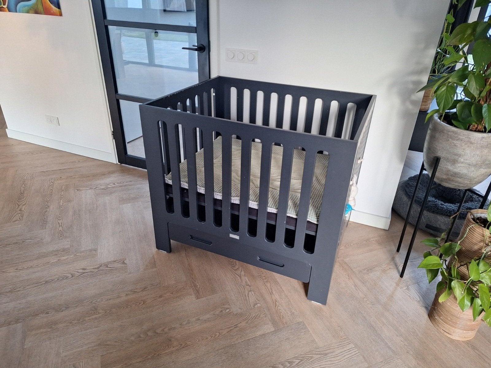 Zwarte box met handige lade en matras + matrashoes, Kinderen en Baby's, Ophalen, Gebruikt, Rechthoekig, In hoogte verstelbaar
