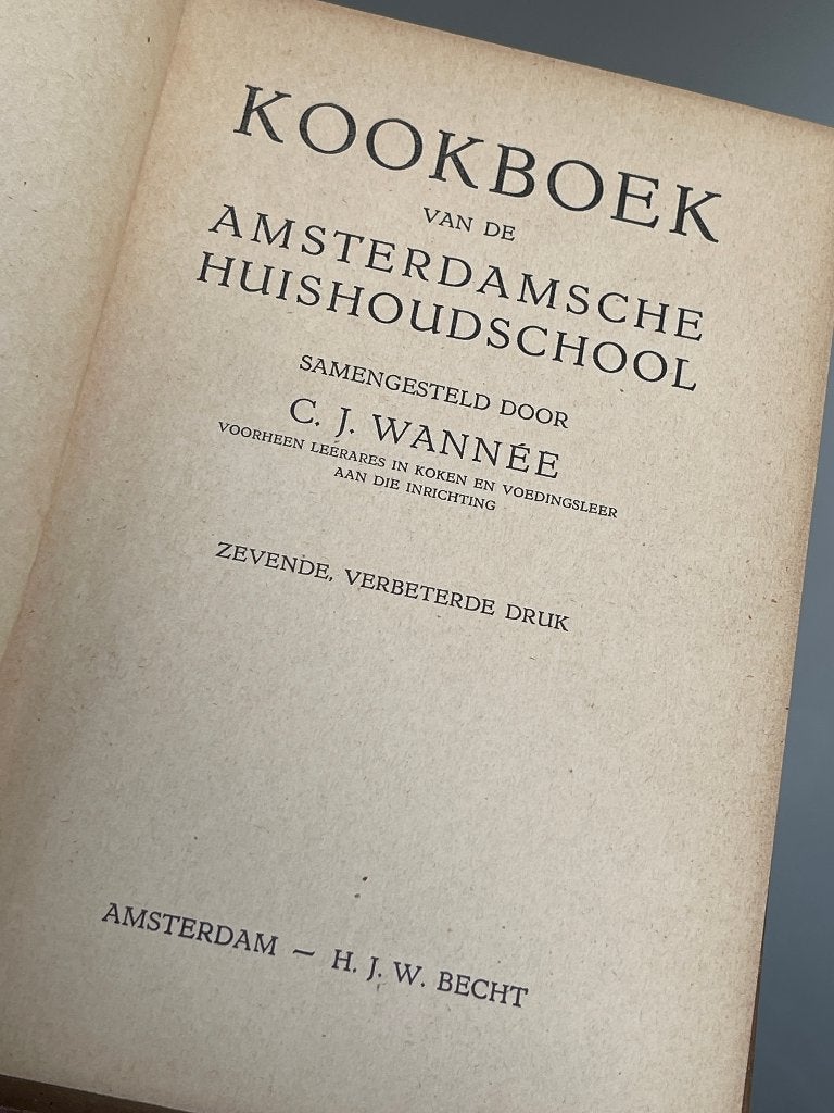 Kookboek Amsterdamse huishoudschool 7e druk (ca. 1925-1930), Boeken, Kookboeken, Hoofdgerechten, Ophalen of Verzenden, Zo goed als nieuw