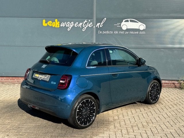 Fiat 500 e La Prima 42 kWh *pano *carplay *leder *stoelverw., Auto's, Dealer onderhouden, Gebruikt, 118 pk, 4 stoelen