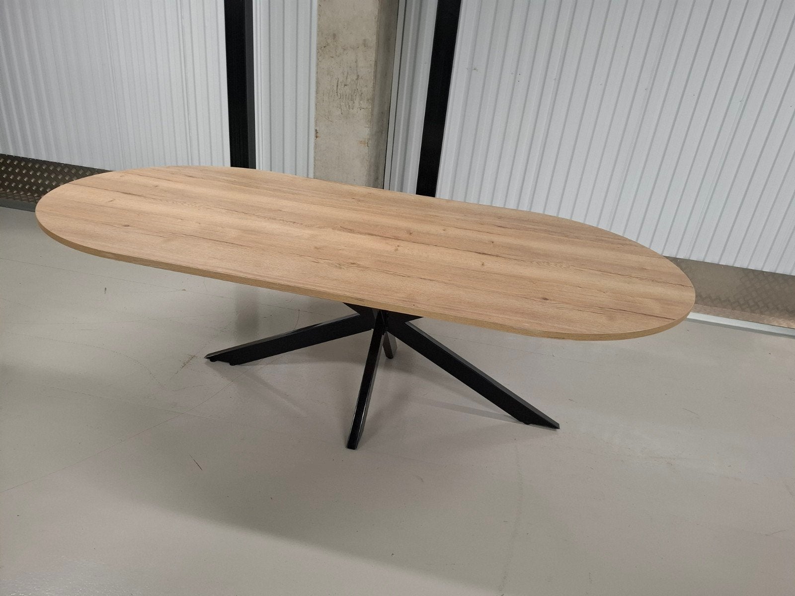 Ovale eettafel met zwart metalen onderstel, Huis en Inrichting, Ophalen, Gebruikt, 100 tot 150 cm, 200 cm of meer