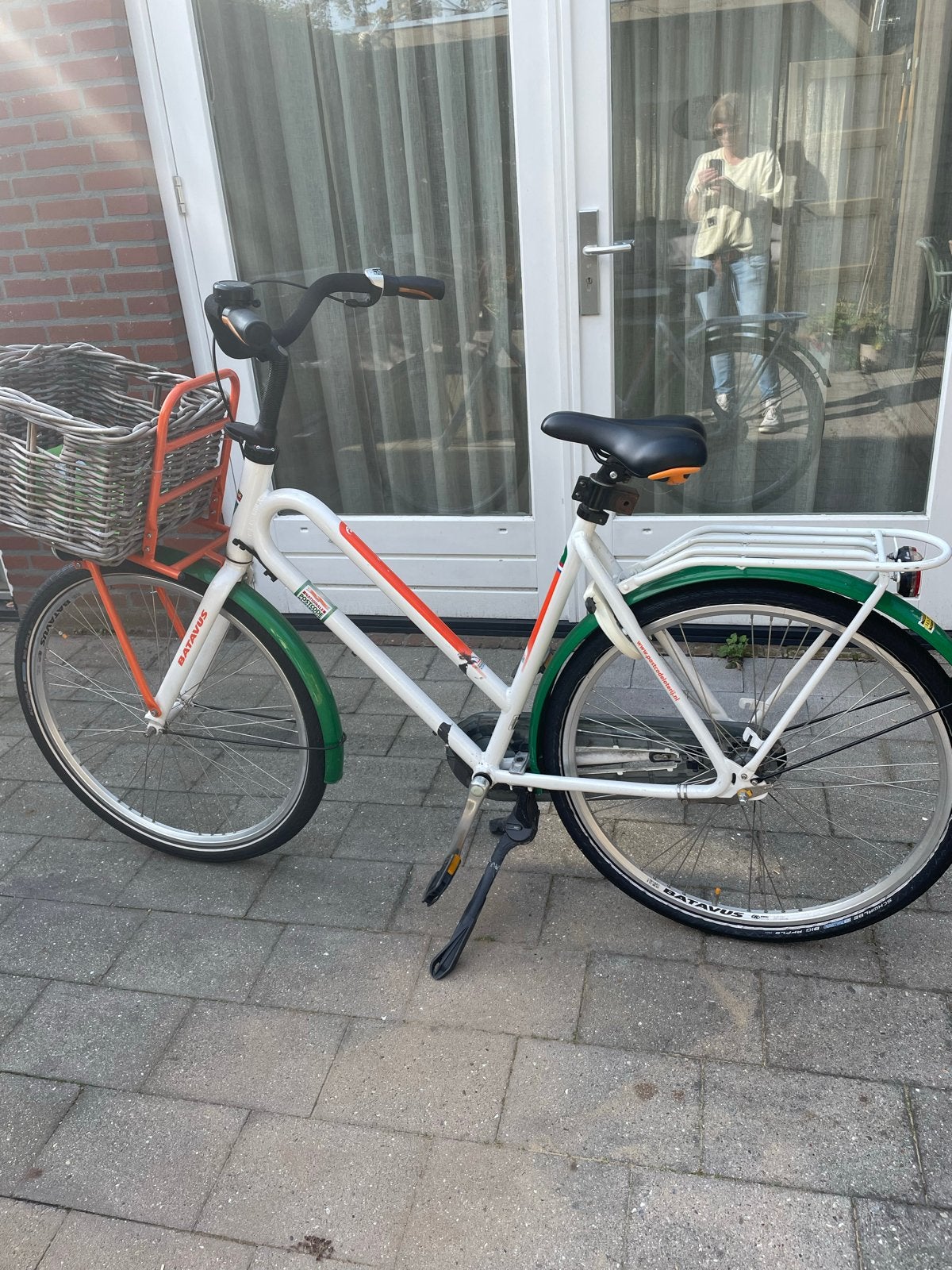 Batavus fiets: lekke achterband. Verf gemorst op het frame.
