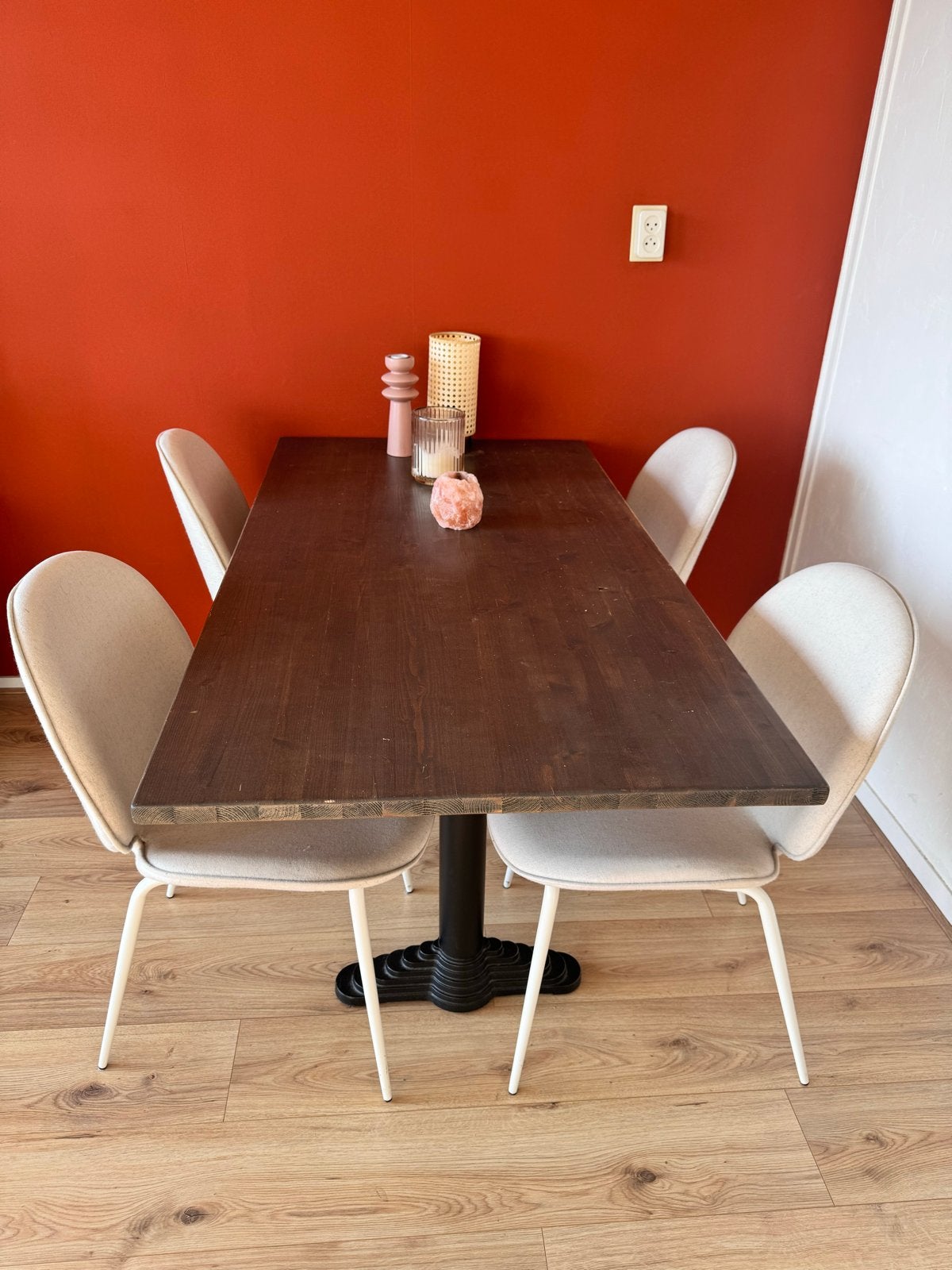 Eettafel met donker houten blad en metalen poot, Huis en Inrichting, Tafels | Eettafels, Ophalen, Gebruikt, 100 tot 150 cm, 50 tot 100 cm