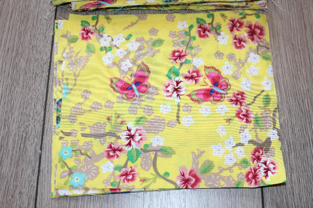 100% katoen quilt lap stof - geel met bloemen vlinder #1818, Geel, Nieuw, Ophalen of Verzenden, Katoen