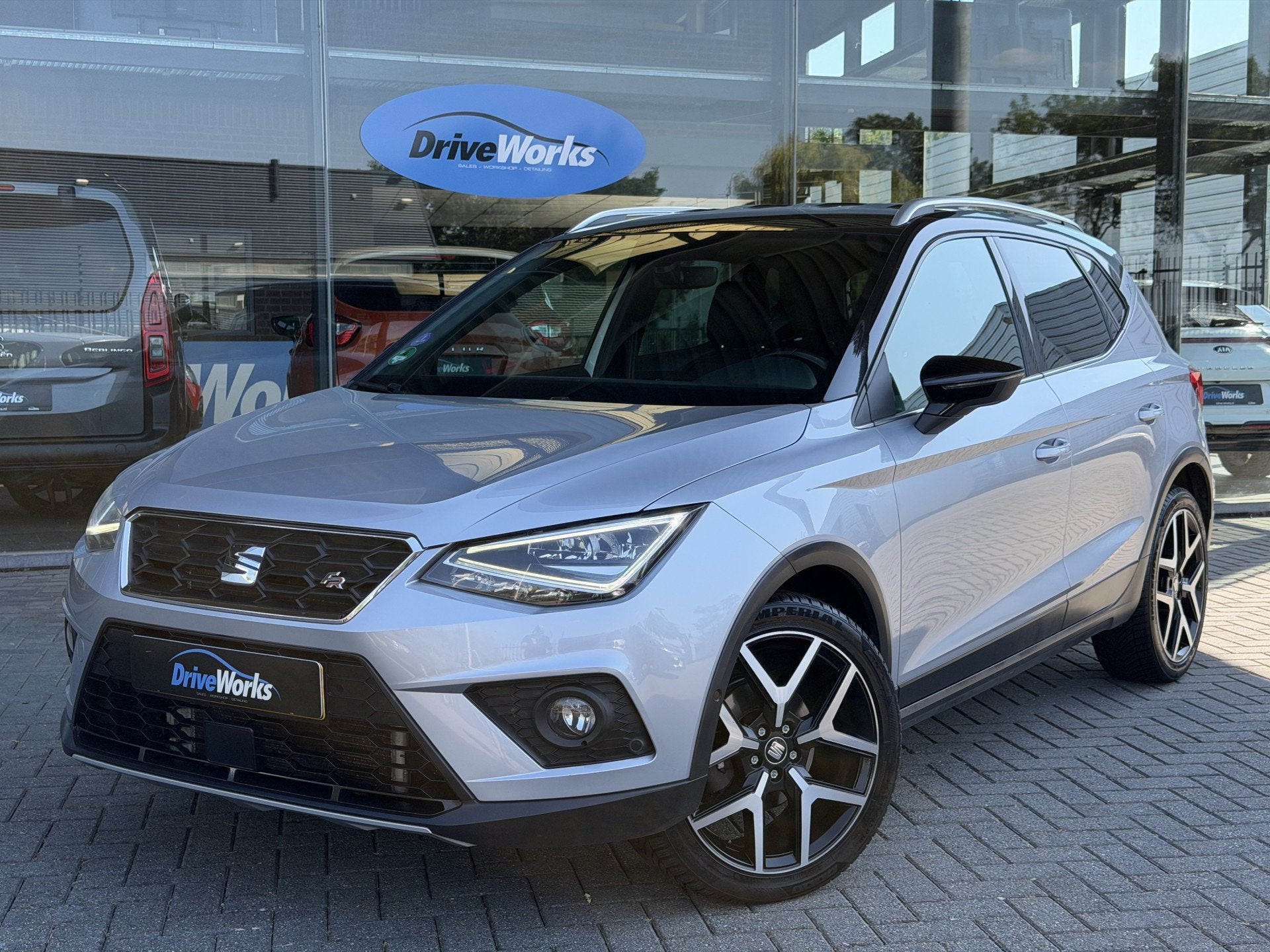 SEAT Arona 1.0 TSI FR | Intense | Adaptive CC | Camera | 18", Auto's, Dealer onderhouden, Met garantie (alle), 116 pk, 49 €/maand