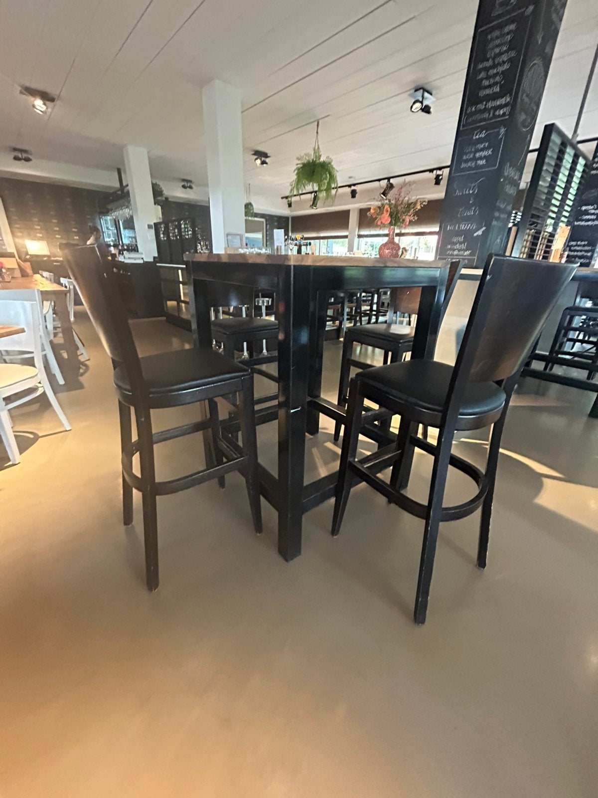 Hoge zwart stalen bartafel met 4 zwarte barstoelen, Ophalen, Hout, Met voetsteun, Zo goed als nieuw