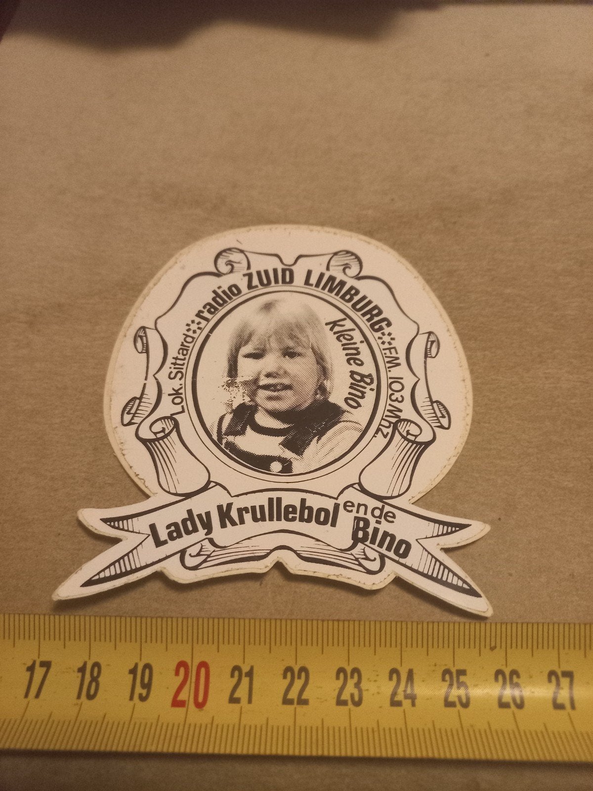 Vintage sticker Radio Zuid Limburg Lady Krullebol Bino, Ophalen of Verzenden, Gebruikt, Film, Tv of Omroep
