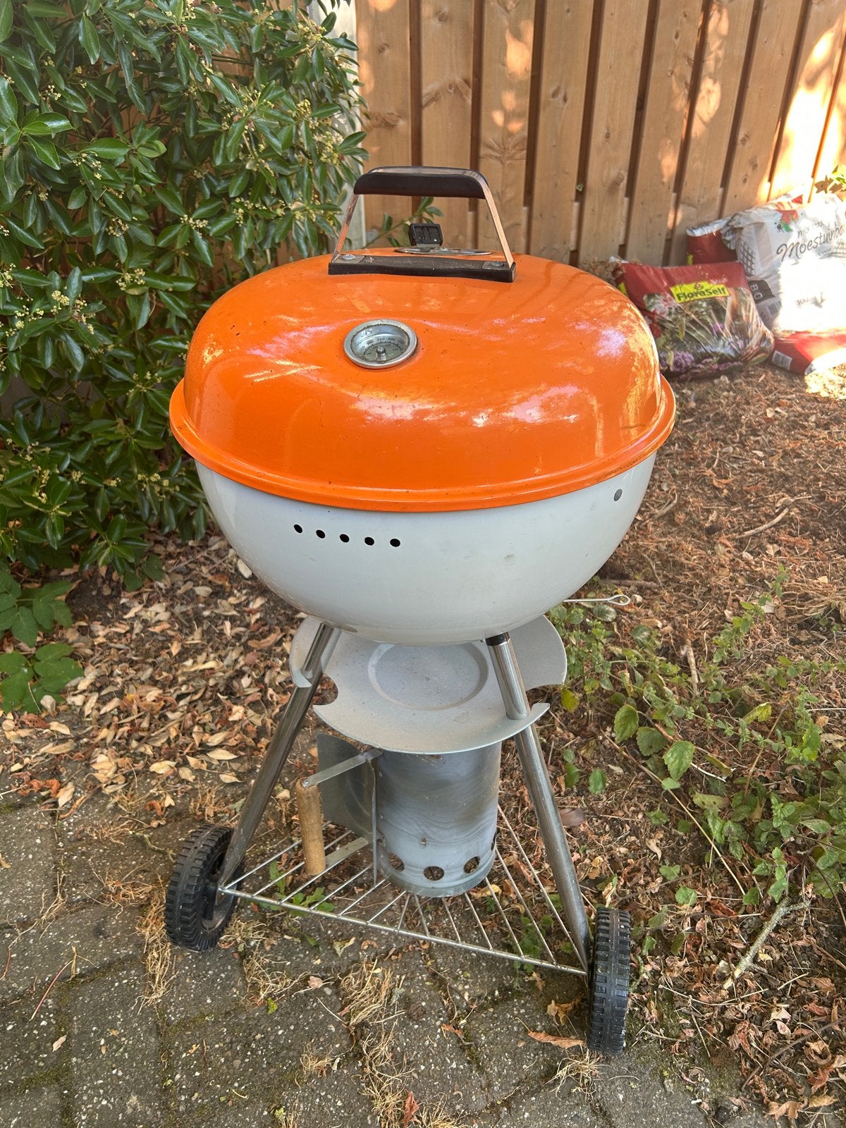 Barbecue, oranje en wit, Ophalen, Gebruikt