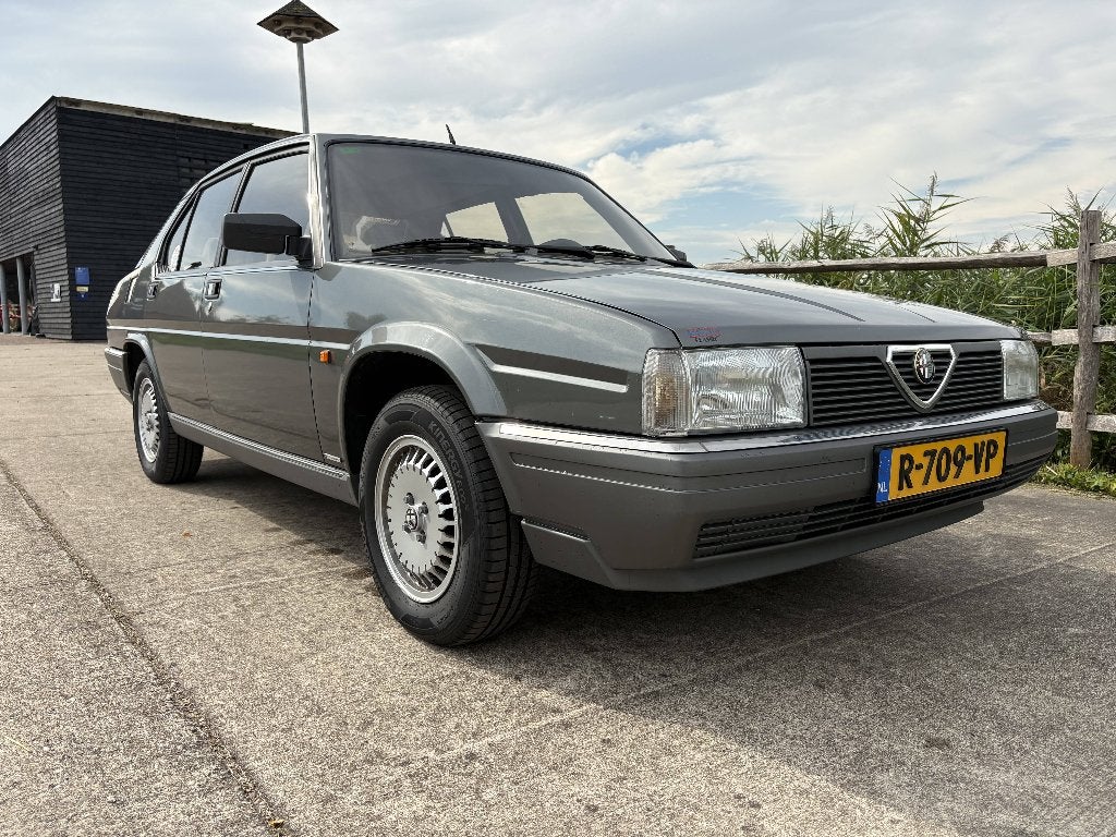 Alfa Romeo 90 2.0 Iniezione 1987 Grijs, Auto's, Overige modellen, 129 pk, 1200 kg, Handgeschakeld