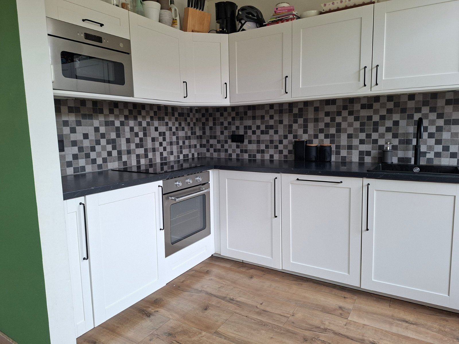 Moderne hoek keuken met inbouwapparatuur, Ophalen, Wit, Hoekkeuken, Zo goed als nieuw