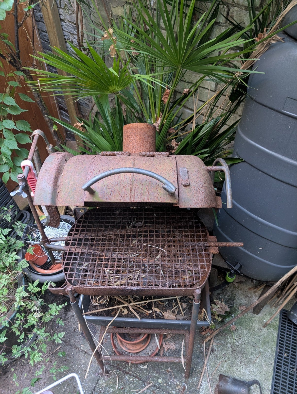 Oude roestige BBQ / rookoven, Ophalen, Gebruikt