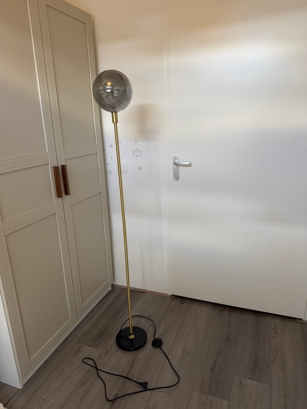 Moderne vloerlamp met rookglas bol en marmeren voet, Ophalen, Zo goed als nieuw, 150 tot 200 cm