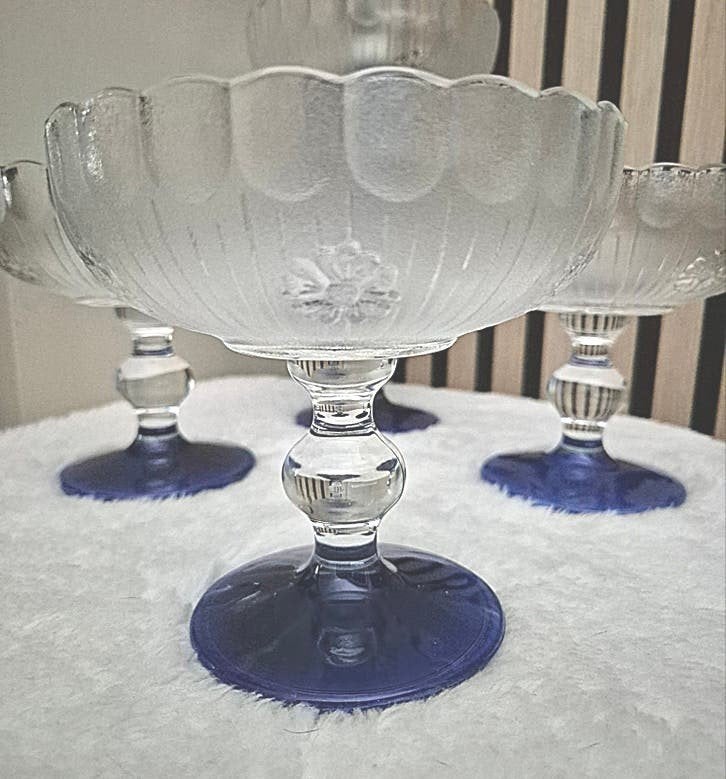 6 Vintage dessertcoupes / Ijscoupes op blauwe voet, Ophalen of Verzenden, Zo goed als nieuw, Glas, Vintage