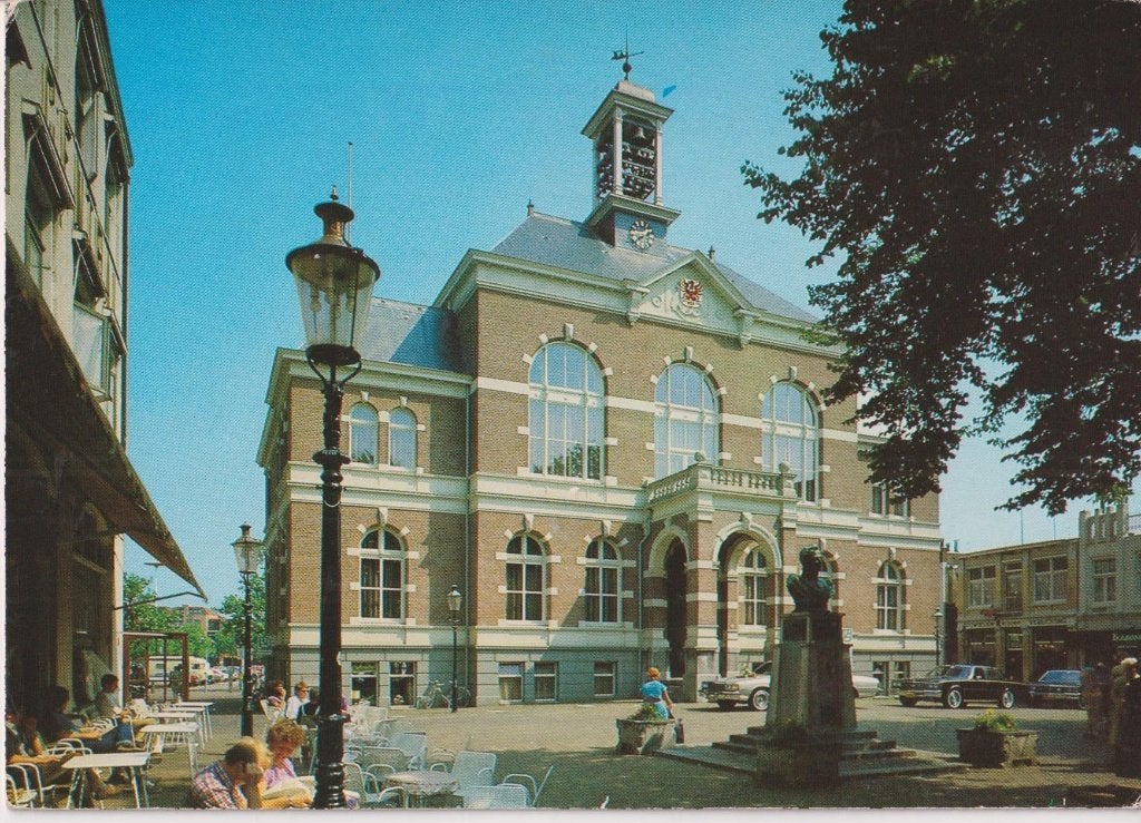 Apeldoorn, gemeentehuis met auto's Chevrolet Caprice Classic, Ophalen of Verzenden, 1960 tot 1980, Gelopen, Gelderland