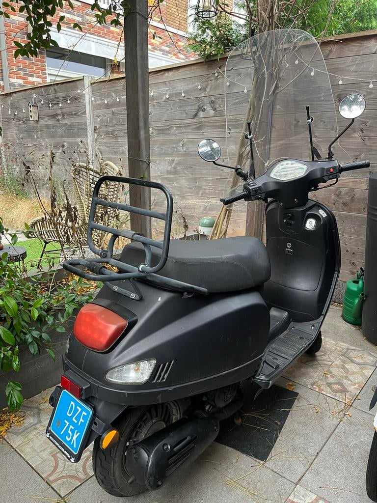 DJJD Scooter - Mat Zwart met Windscherm, Ophalen of Verzenden, Gebruikt, Benzine, Overige merken