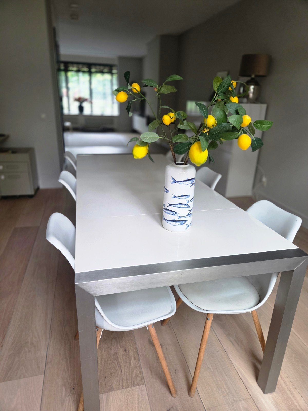 Uitschuifbare witte eettafel met metalen onderstel