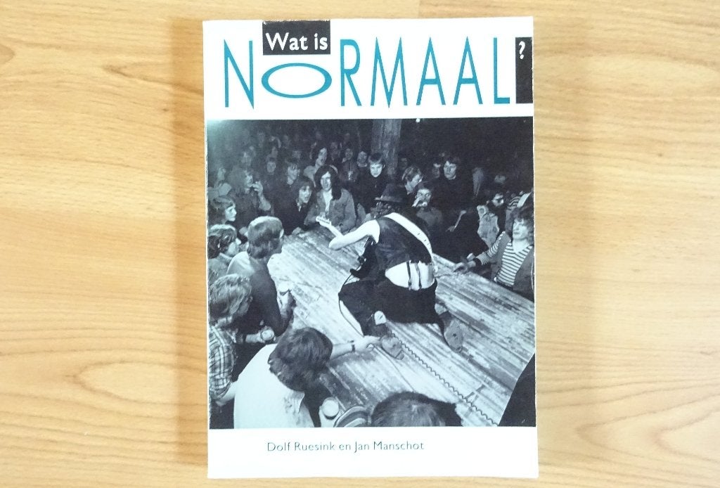 Wat is NORMAAL, boek over de Achterhoekse rockband Normaal, Ophalen of Verzenden, Gelezen, Artiest