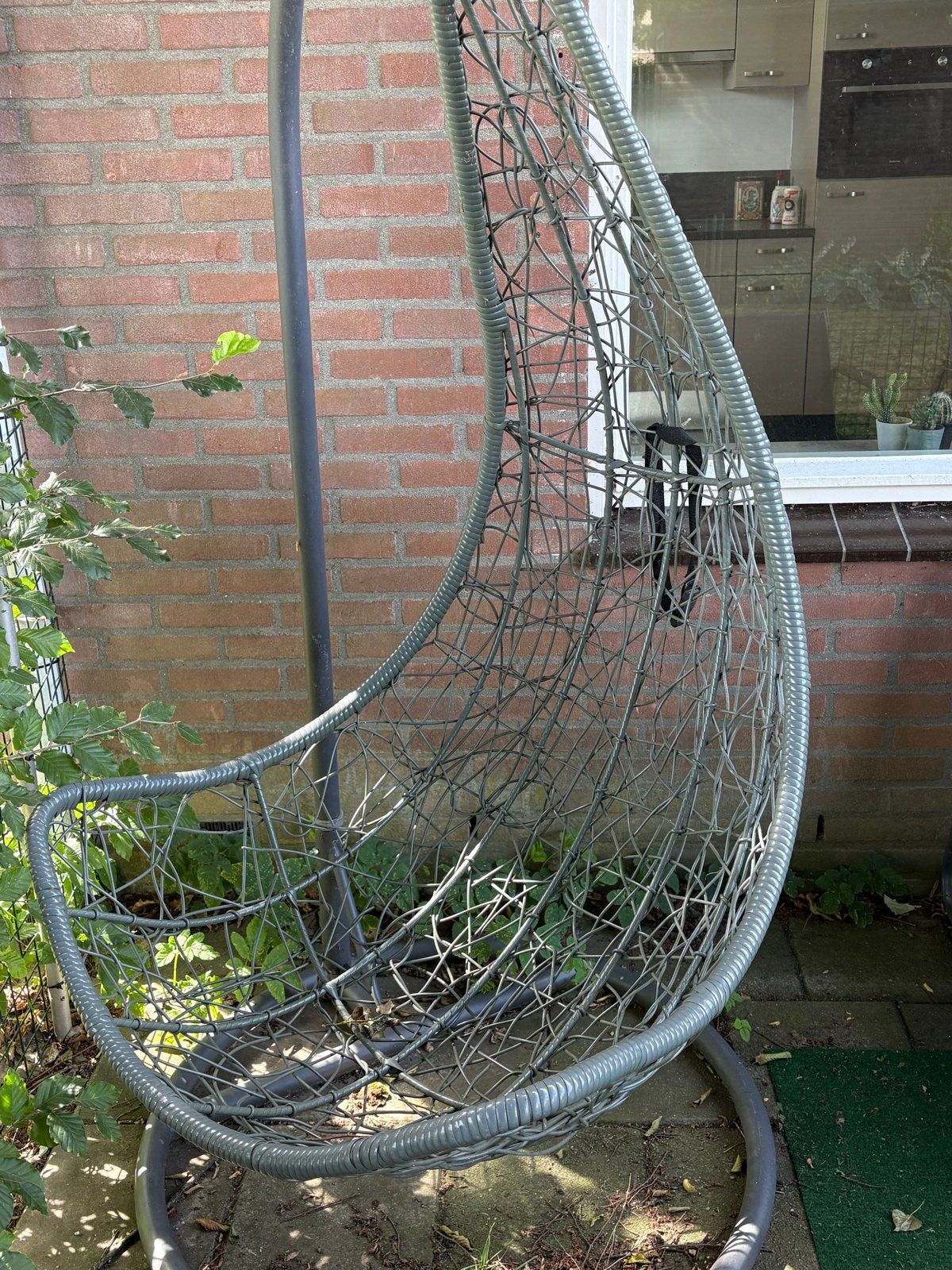 Hangstoel met standaard - Grijs wicker, Tuin en Terras, Tuinstoelen, Ophalen of Verzenden, Gebruikt, Wicker