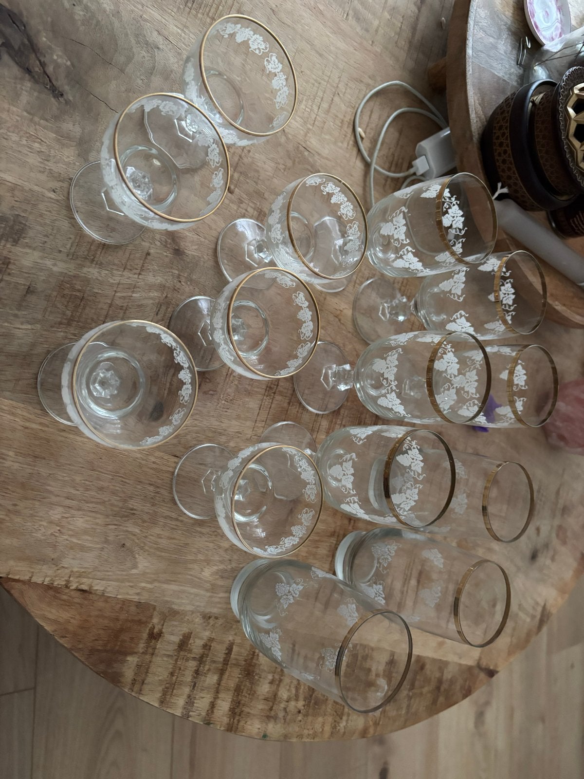 Vintage glazen met gouden rand en druivenmotief, Antiek en Kunst, Ophalen