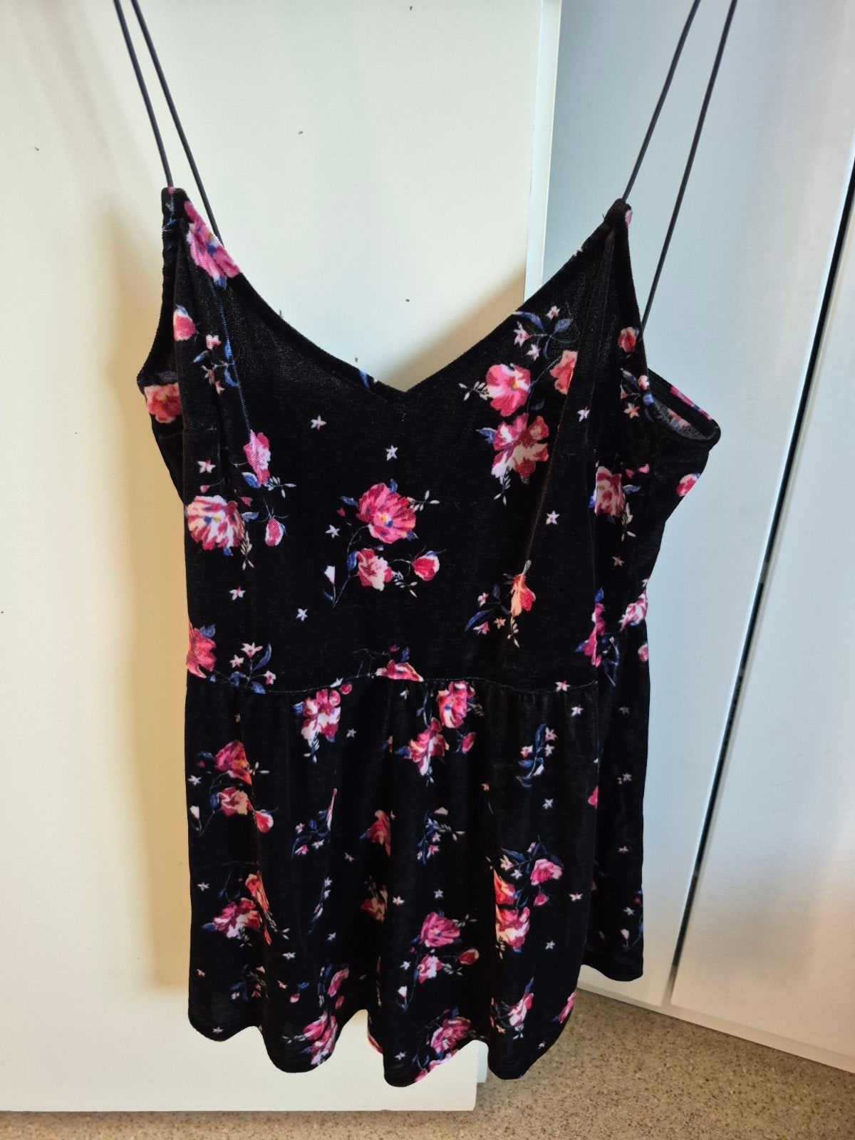 H&M fluwelen playsuit met bloemenprint, H&M, Zwart, Ophalen of Verzenden, Zo goed als nieuw