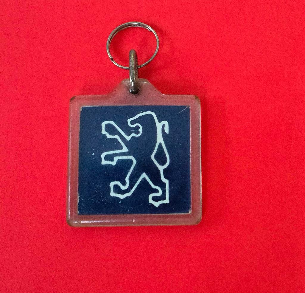Peugeot sleutelhanger ( P.van Heugten b.v Helden), Verzamelen, Sleutelhangers, Ophalen of Verzenden, Zo goed als nieuw, Transport