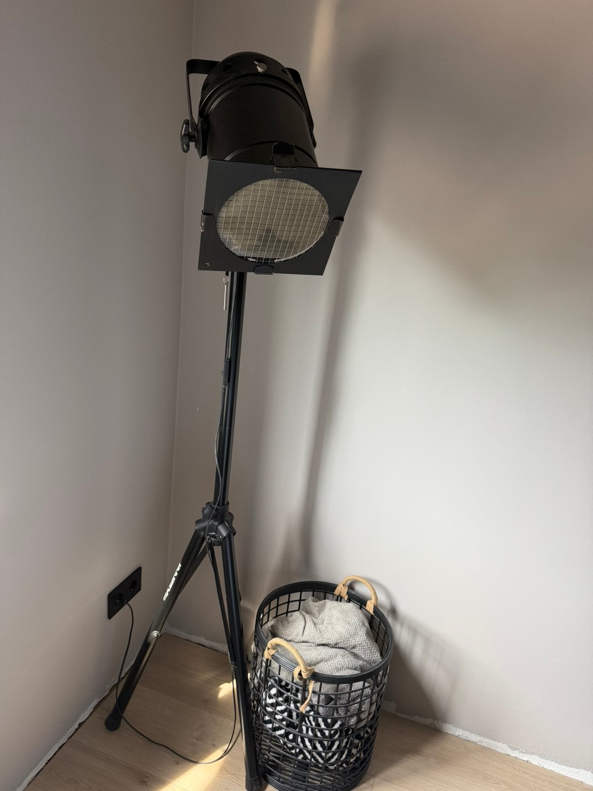 Industriele lamp, Huis en Inrichting, Lampen | Vloerlampen, Ophalen of Verzenden, Zo goed als nieuw, Minder dan 100 cm