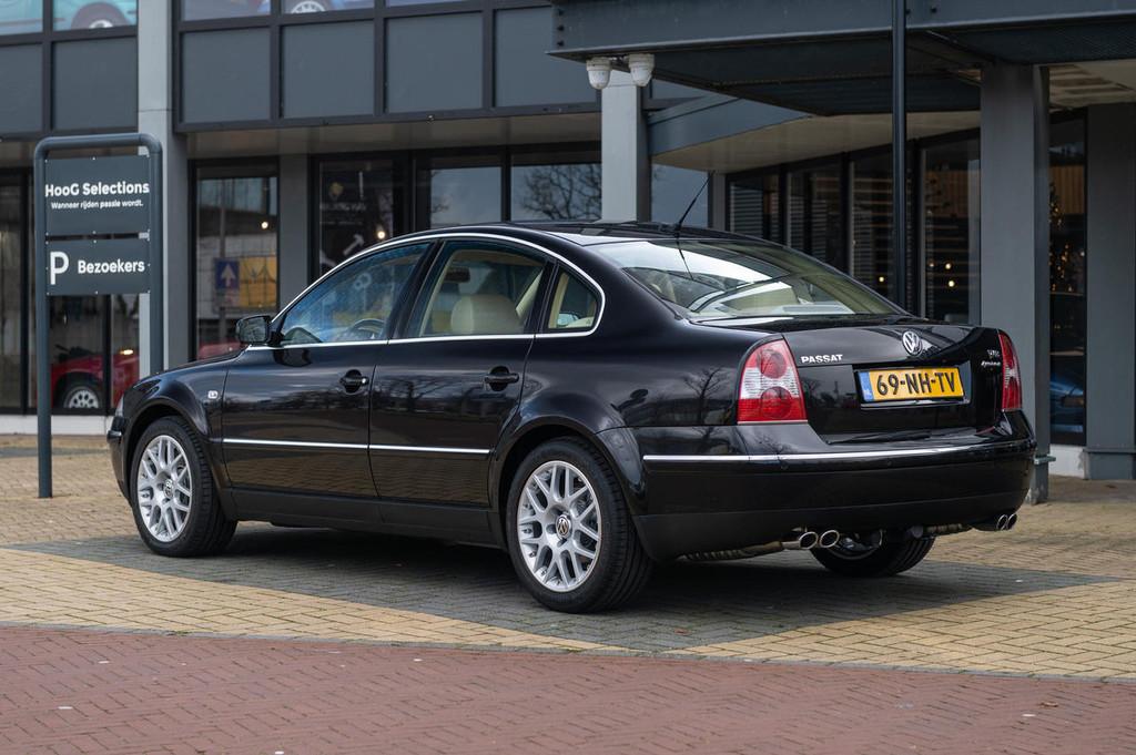 Volkswagen Passat 4.0 W8 4MOTION (bj 2003, automaat), Auto's, Gebruikt, 8 cilinders, Zwart, Bedrijf
