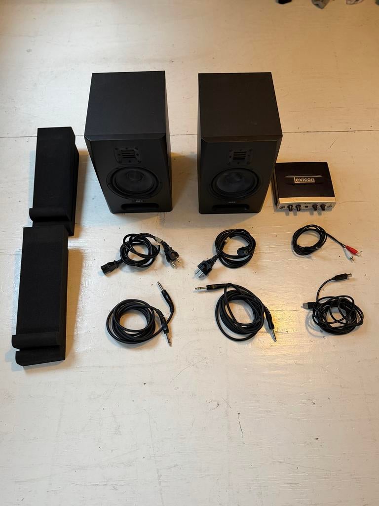 Adam F5 speakers met dozen en kabels, Zo goed als nieuw, 60 tot 120 watt, Front, Rear of Stereo speakers, Ophalen