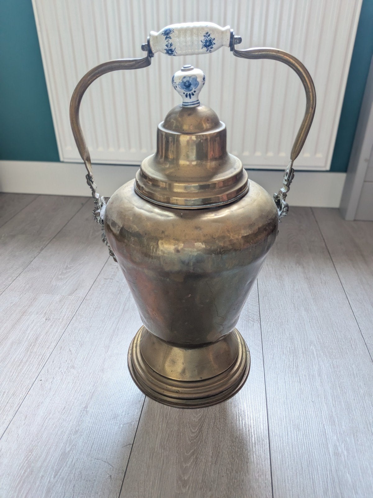 Antieke koperen waterkan met porseleinen, Antiek en Kunst, Antiek | Koper en Brons, Ophalen of Verzenden