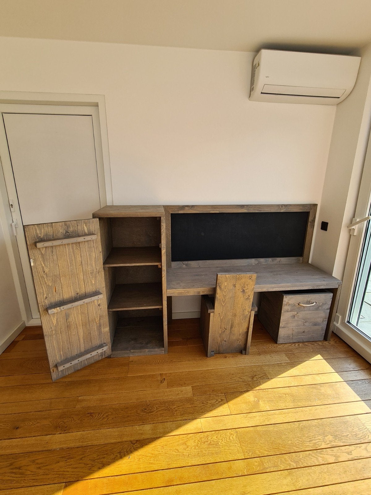 Foto 2 van Kindermeubel met kast, krijtbord, opbergbak en stoel.