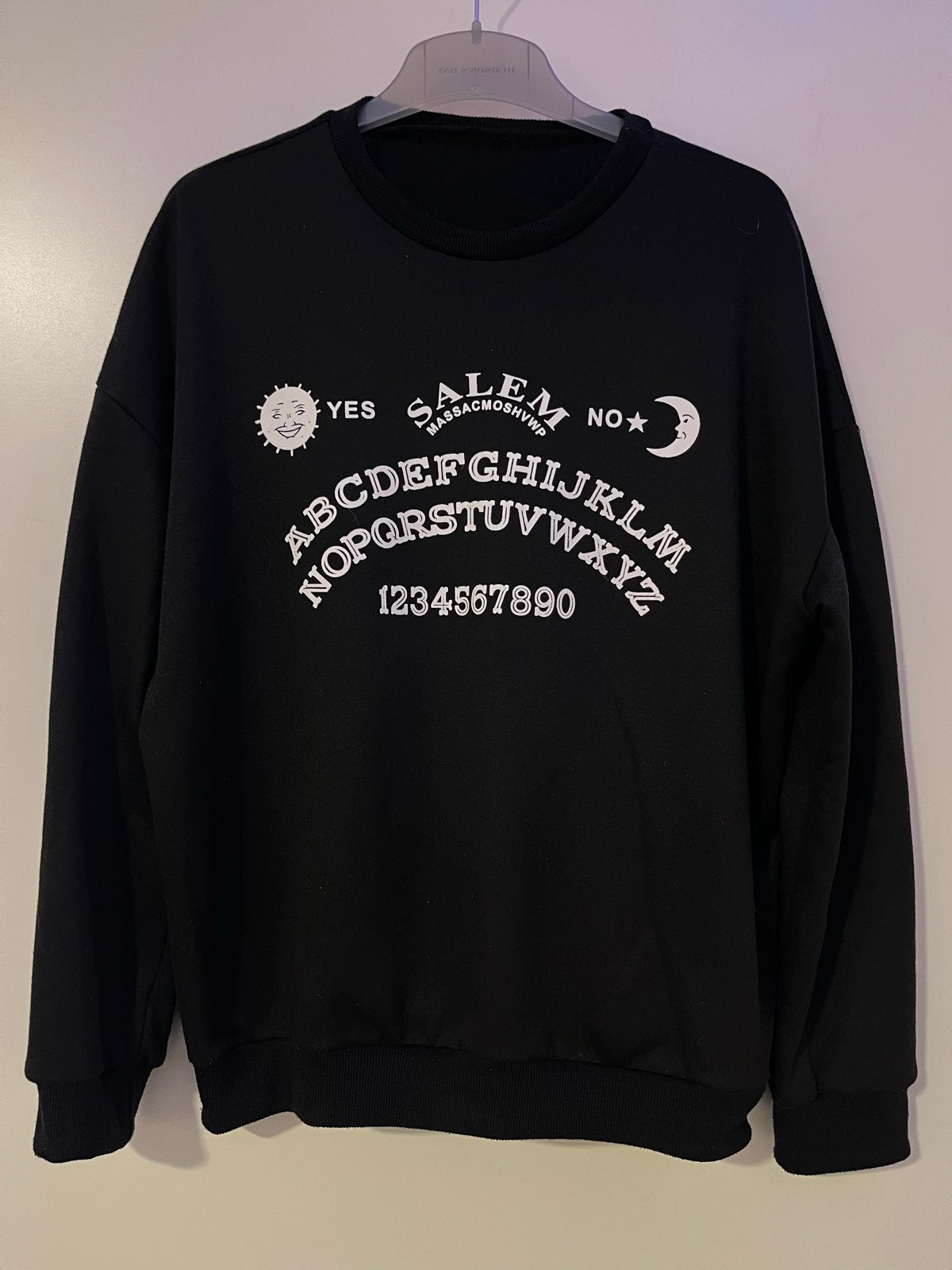 Zwarte sweater met ouijabord print – Salem, Kleding | Dames, Ophalen of Verzenden, Zo goed als nieuw, Maat 38/40 (M), Zwart