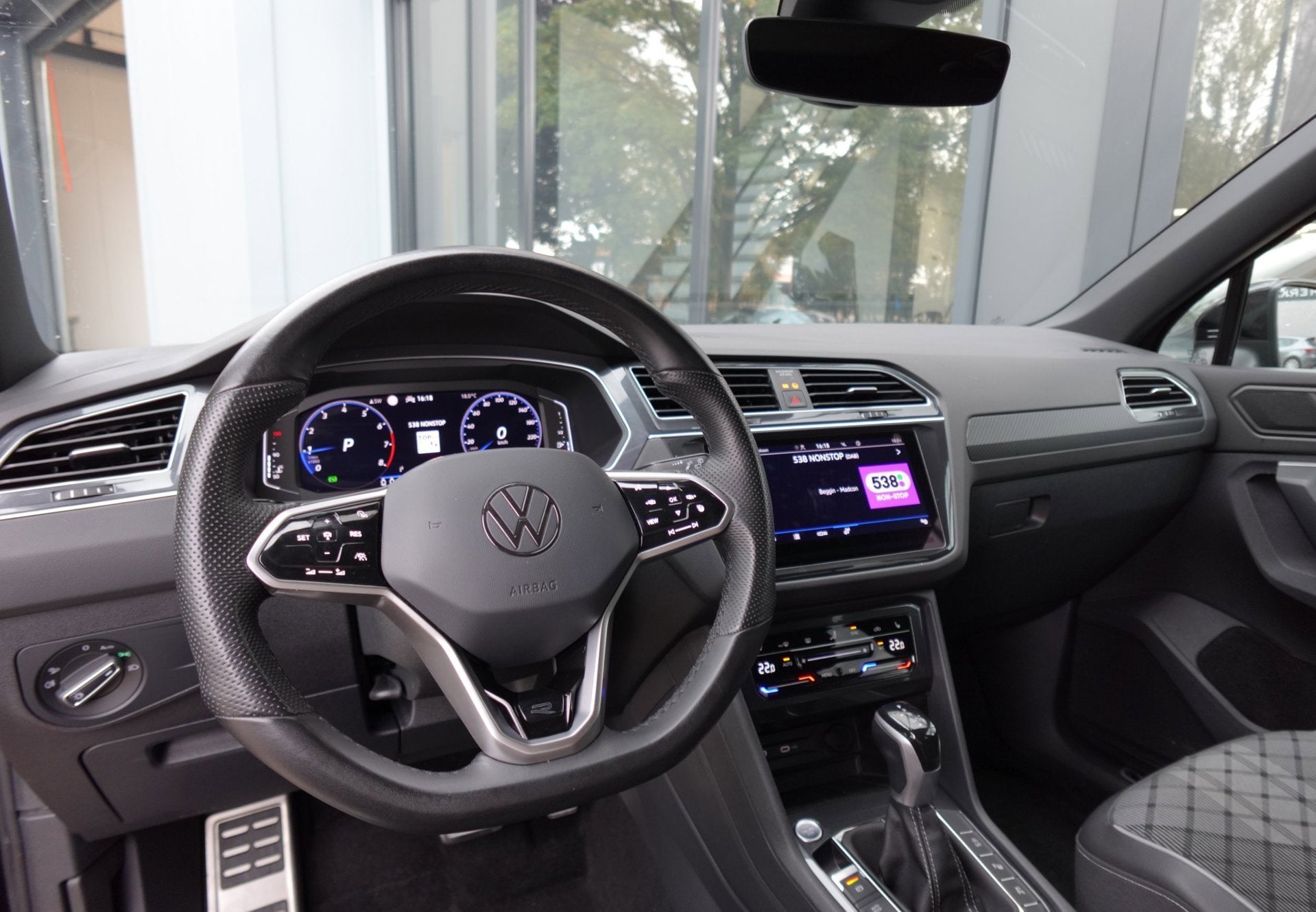 Foto 3 van Volkswagen Tiguan 1.5 TSI R-Line PANO KEYLESS 360