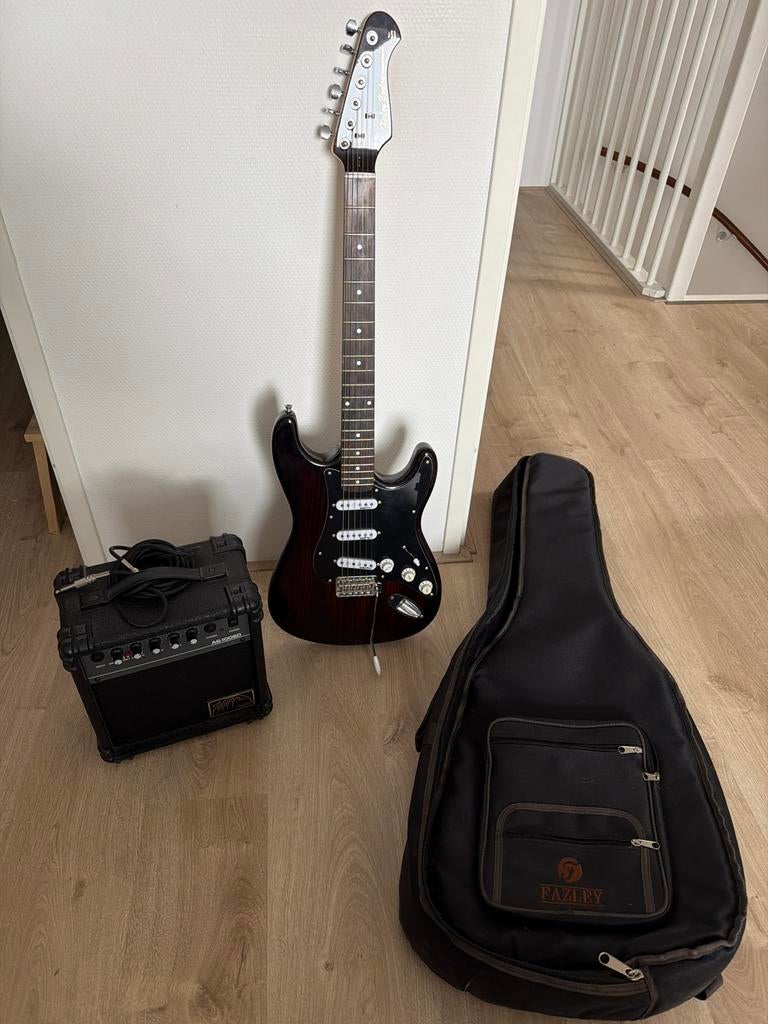 Harley Benton elektrische gitaar, versterker en hoes, Gebruikt, Met versterker, Solid body, Ophalen