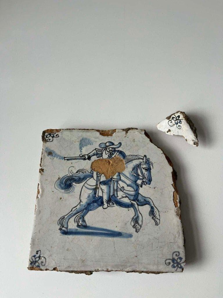 Antieke Tegel met beschadiging, Antiek en Kunst, Antiek | Keramiek en Aardewerk, Ophalen of Verzenden