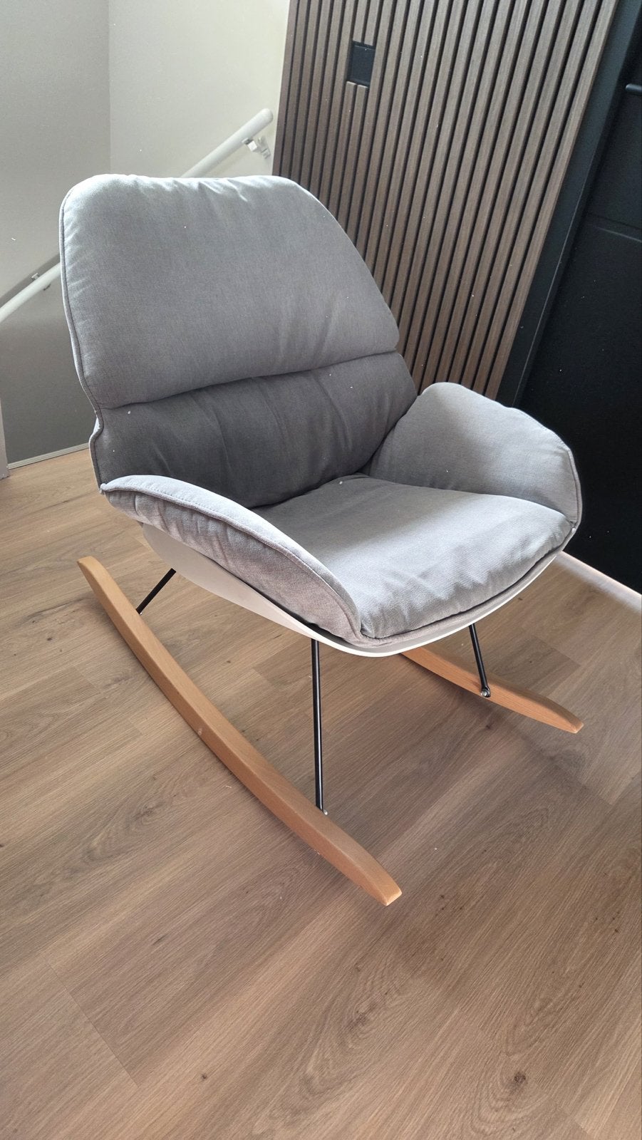 Stijlvolle schommelstoel met comfortabele kussens, Ophalen, Zo goed als nieuw, Hout, Eén