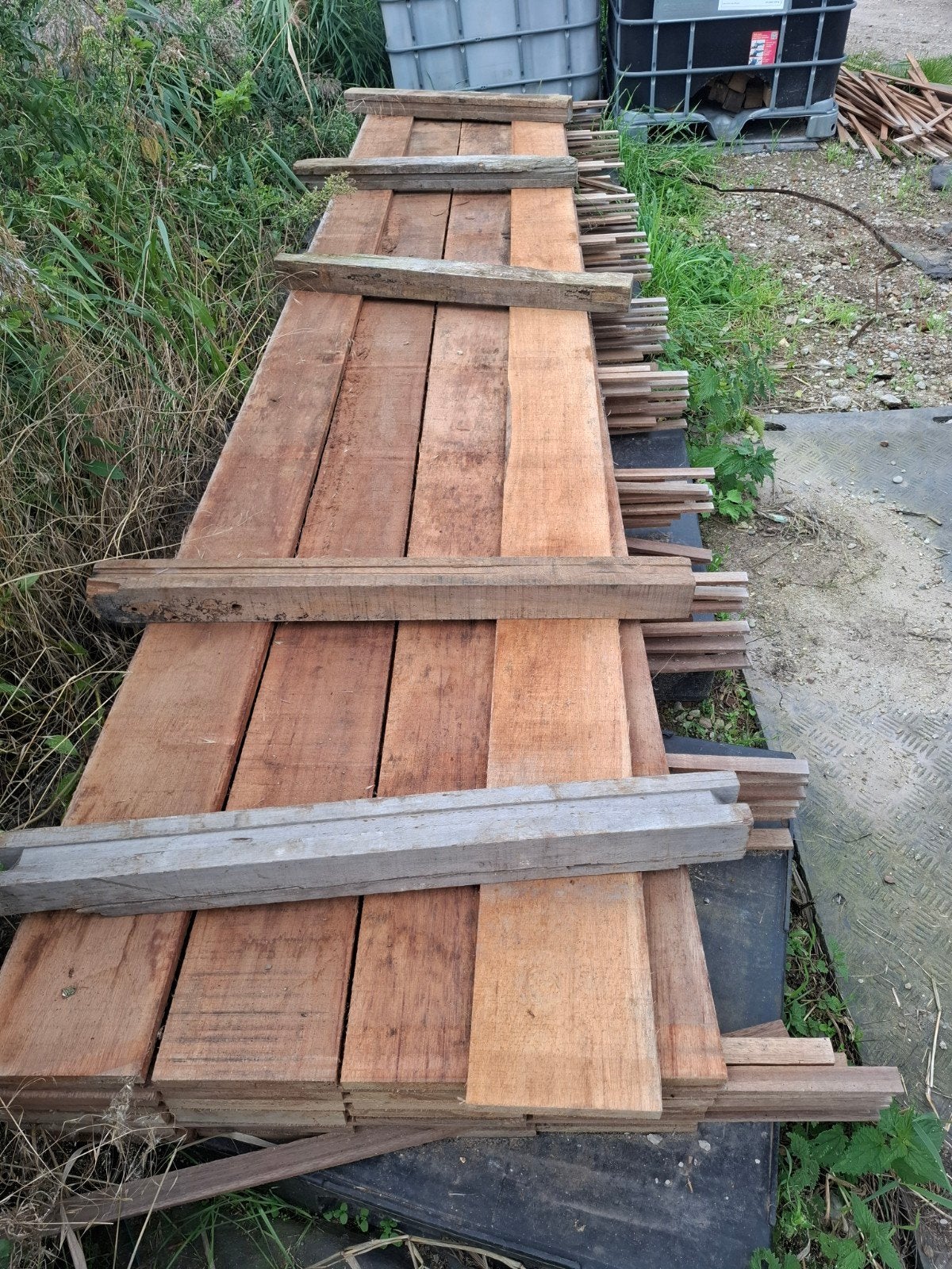 partij 26 st hardhout beschoeiing planken 4 m bezorgen mogel, Ophalen, Planken, Nieuw, Hardhout
