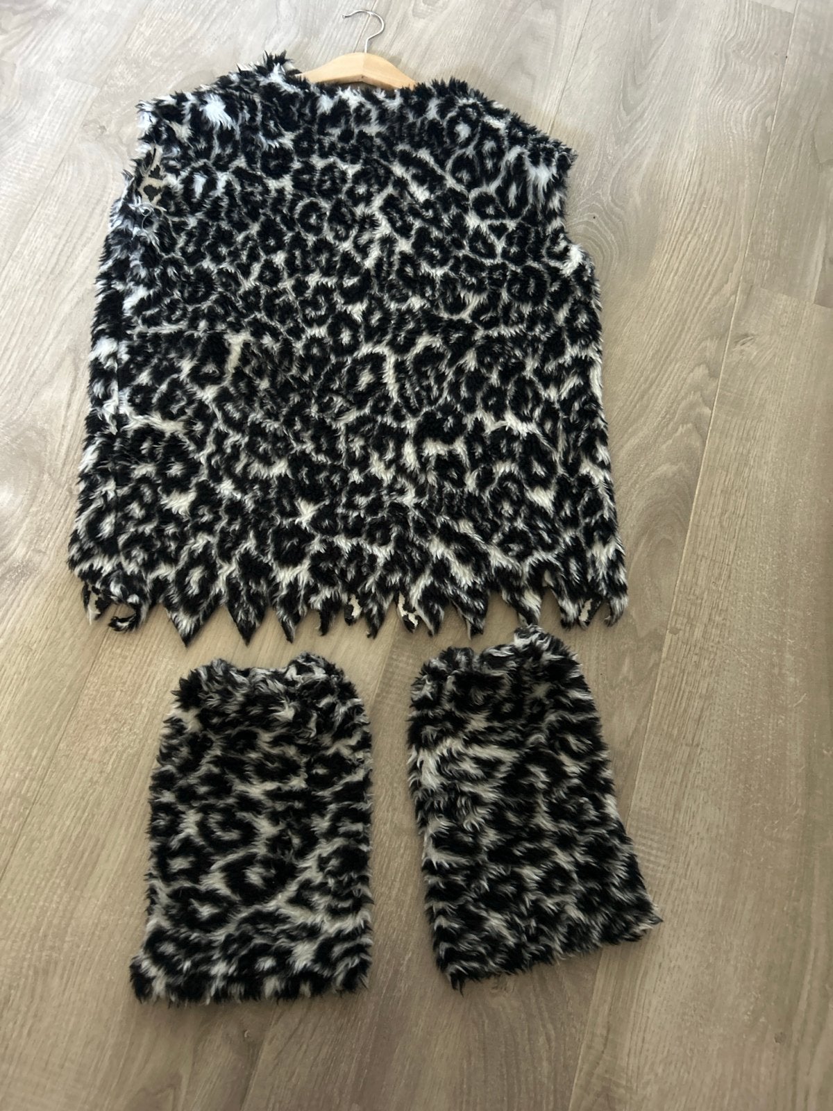 Leopardprint holbewoner kostuum - Vest en beenwarmers, Ophalen of Verzenden, Gebruikt, Pak of Jurk
