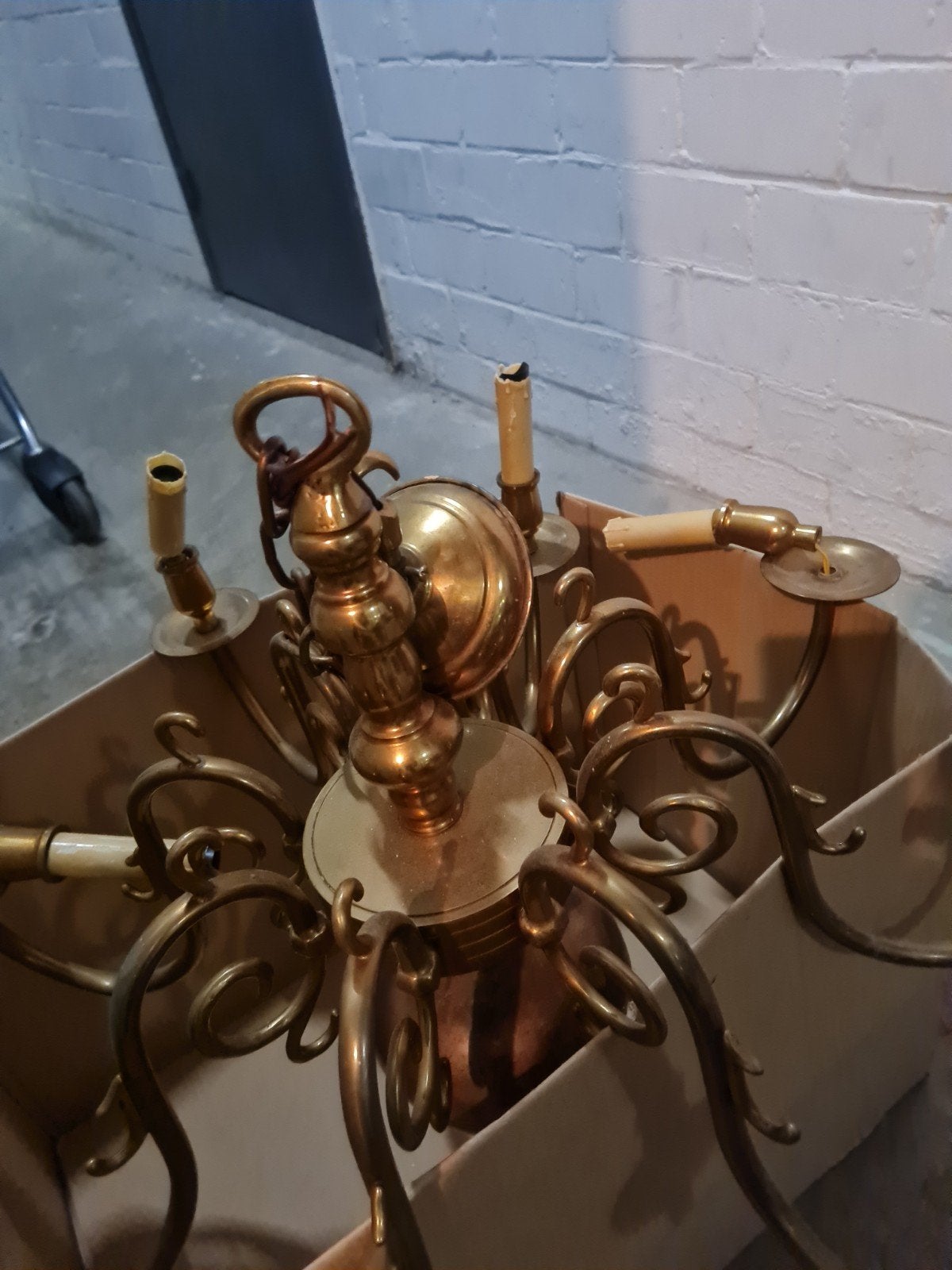 Antieke messing kroonluchter met 8 armen, Ophalen
