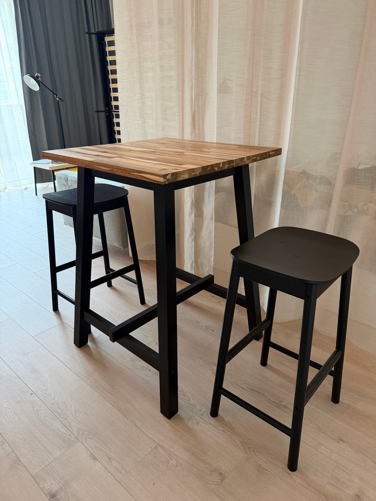 Hoge tafel met 2 barkrukken - IKEA Tybyn / Rönninge, Ophalen, Zo goed als nieuw
