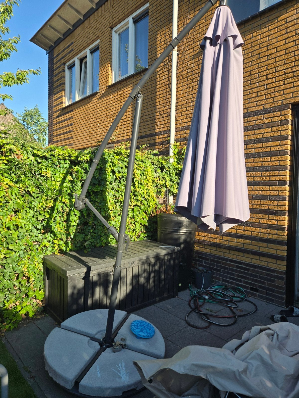 Zweefparasol grijs met betonnen stenen - Zo goed als nieuw, Ophalen
