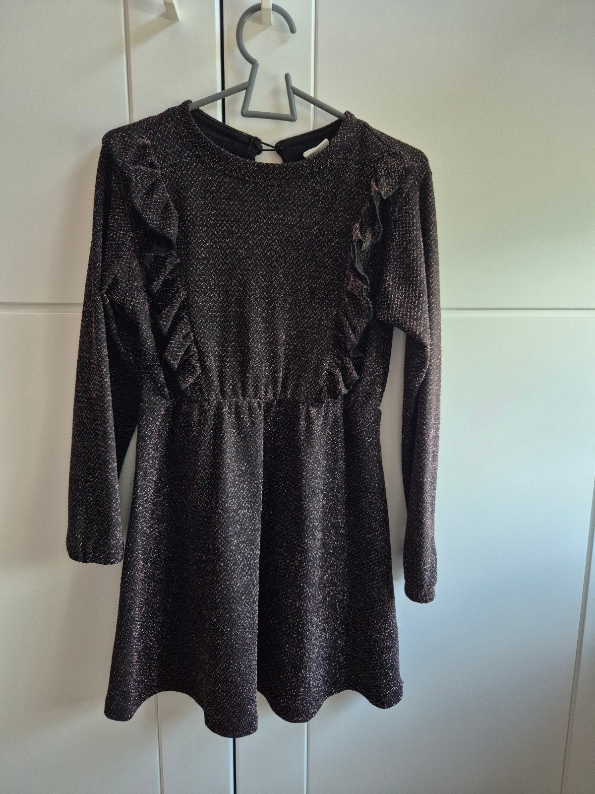 Hema jurk glitter maat 110/116

Leuke glitterjurk van Hema i, Ophalen of Verzenden, Meisje, Jurk of Rok