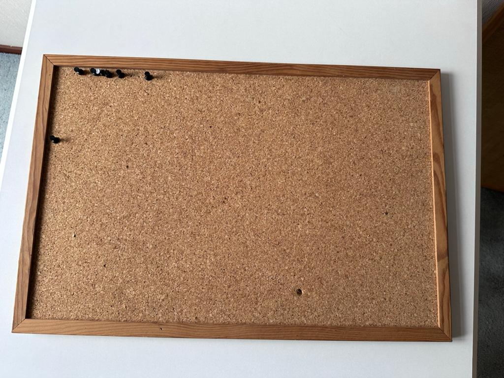 Prikbord. Kurk prikbord met houten lijst., Ophalen, Gebruikt