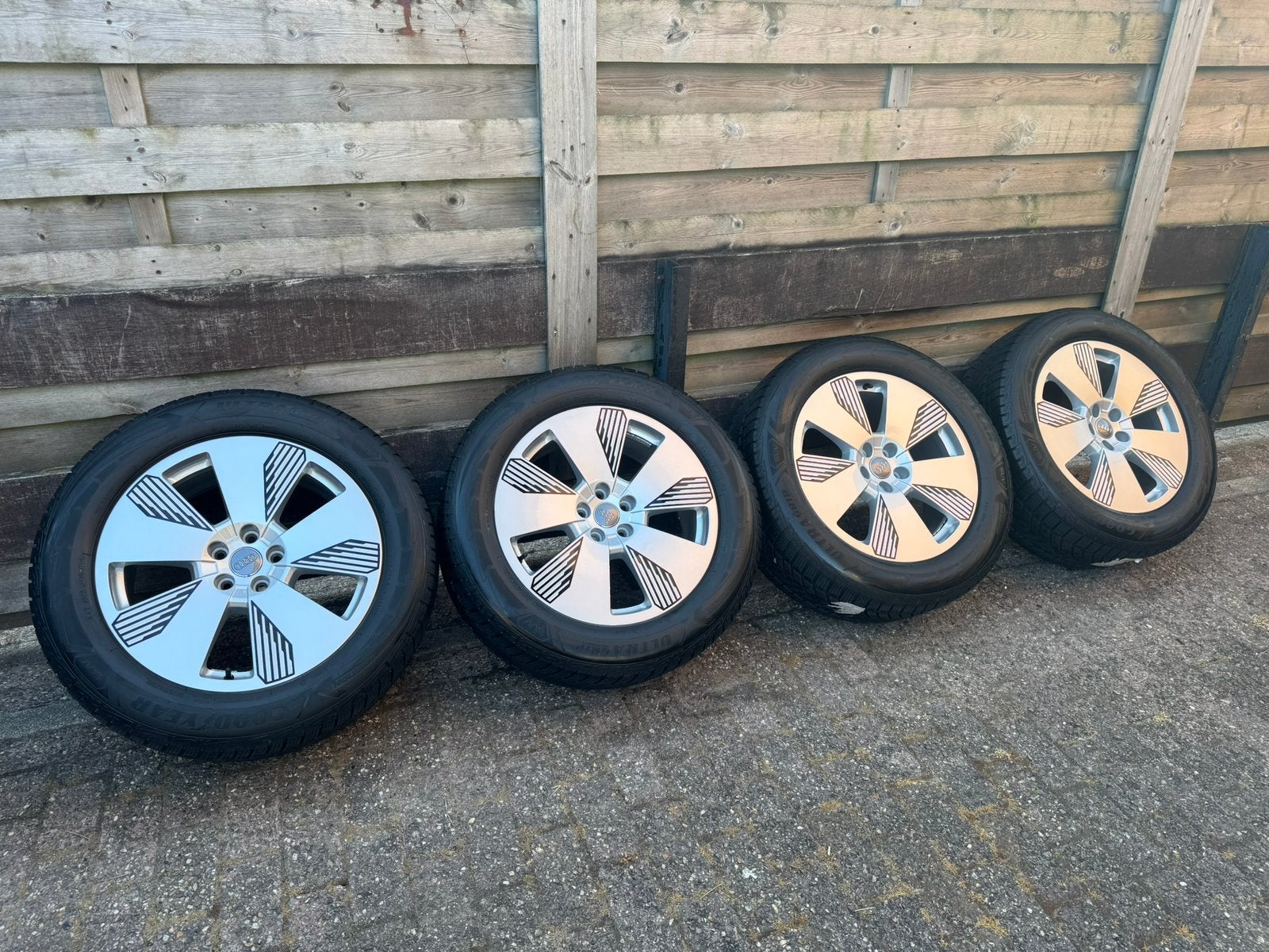 Originele Audi e-tron Q8 Q7 255 55 19 Inch Winterbanden, Auto-onderdelen, Gebruikt, 255 mm, Banden en Velgen, Winterbanden