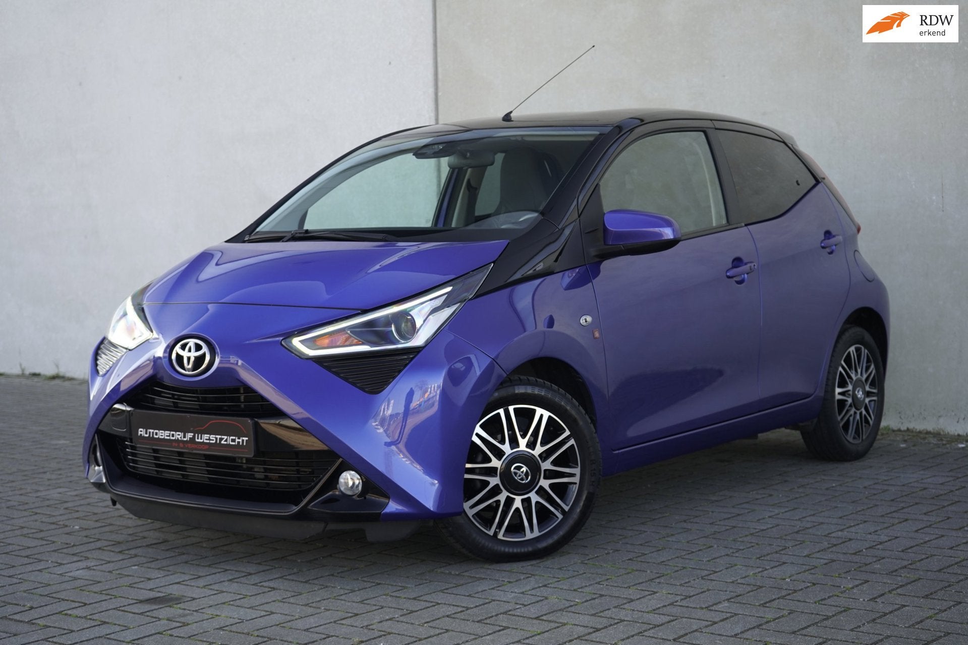 Toyota Aygo 1.0 VVT-i x-clusiv Automaat, Carplay, Key-less!, Gebruikt, Zwart, Leder en Stof, Bedrijf