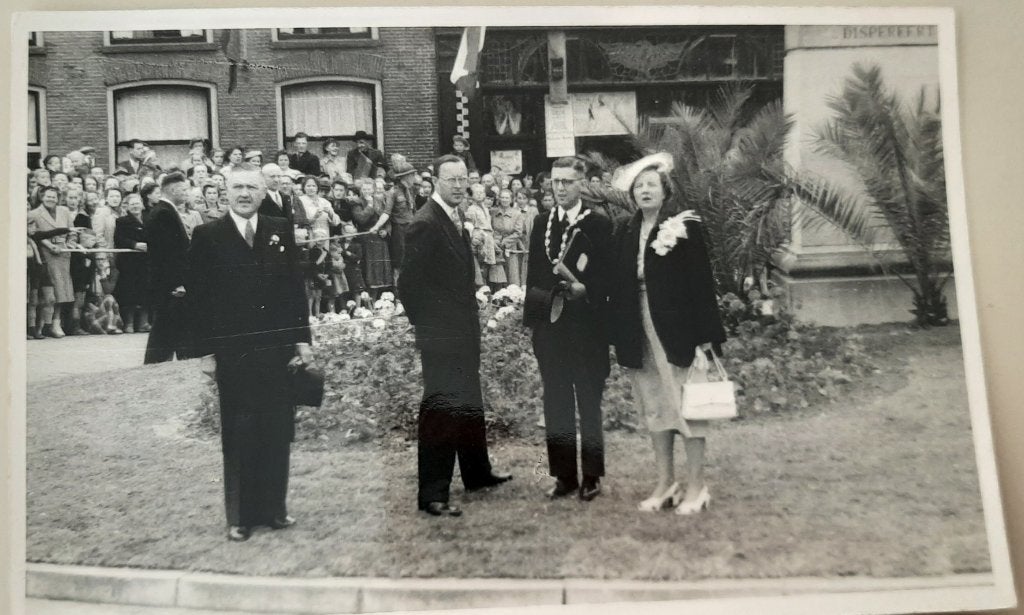 Oude ansicht Hoorn met Koningin Juliana en Prins Bernard, Verzamelen, Ophalen of Verzenden, Gebruikt, Nederland, Kaart, Foto of Prent