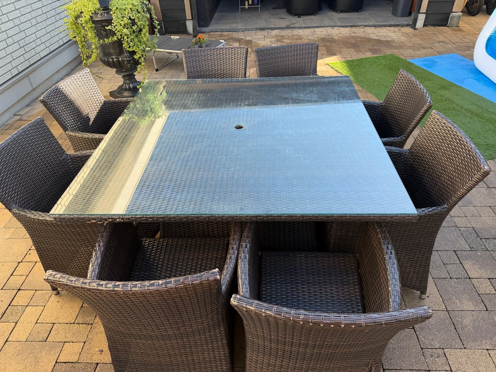 Wicker tuinset met glazen tafel en 8 stoelen, Ophalen, Gebruikt, Eettafel, 8 zitplaatsen