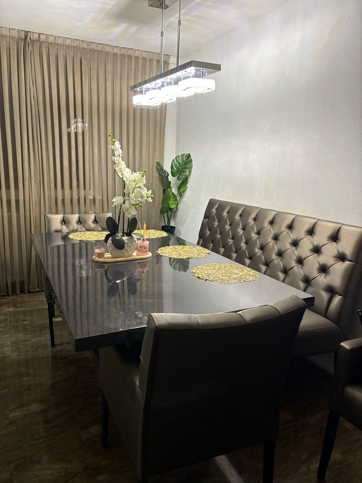 Uitschuifbare eettafel met bank en stoelen