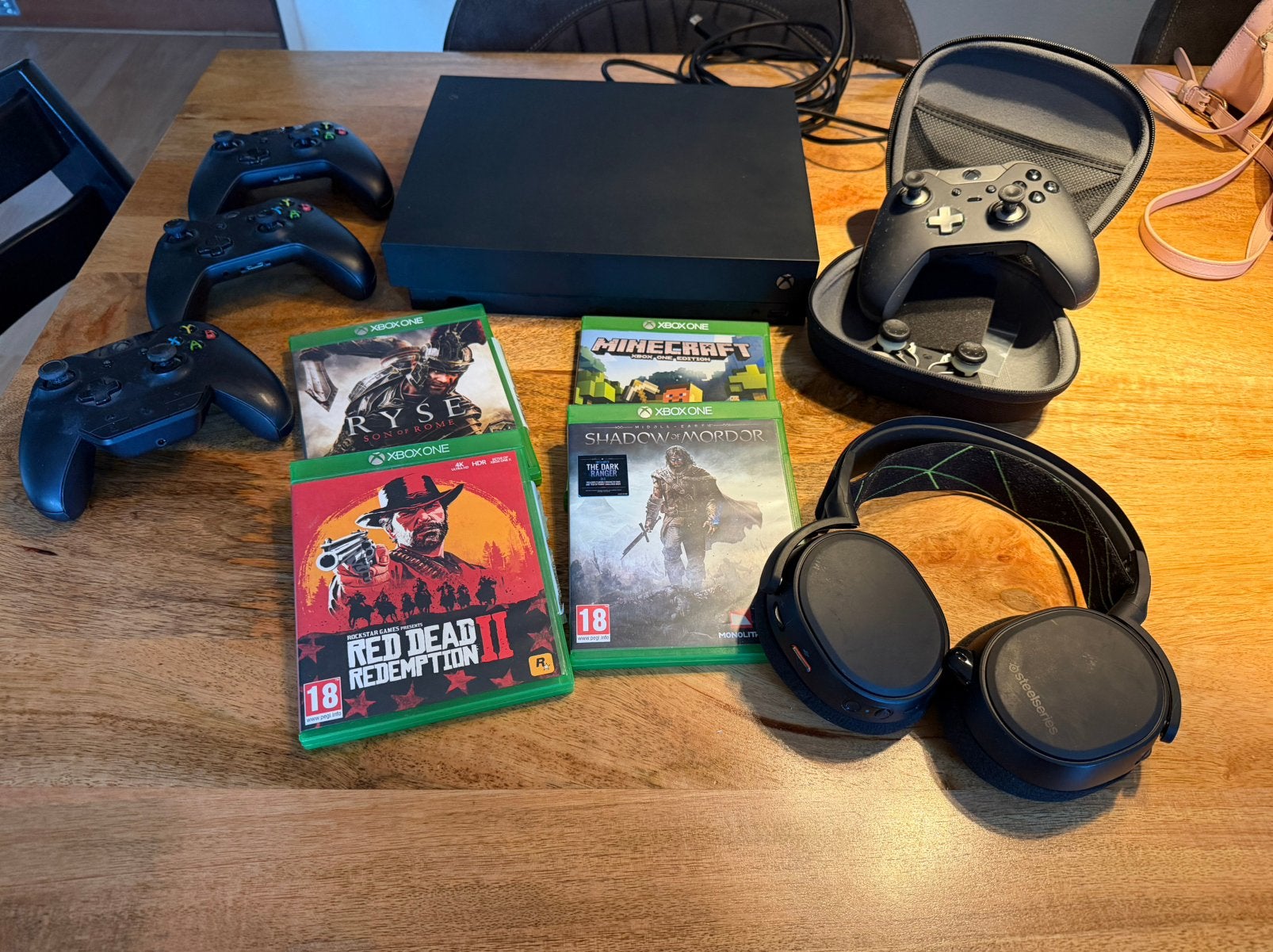 Xbox One X inclusief 4 controllers, 4 games en headset, Ophalen, 1 TB, Met 3 controllers of meer, Xbox One X