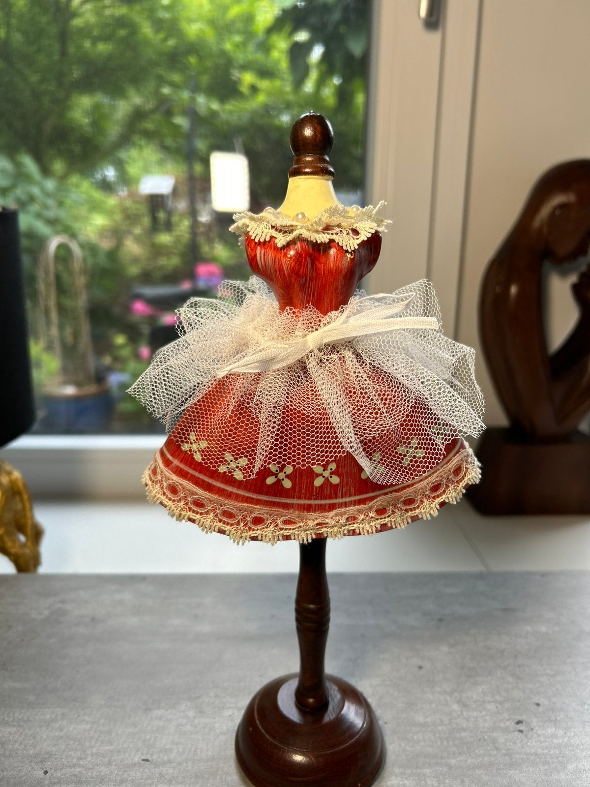 Kleine hoedenstand decoratie stand met Tutu en kant, Antiek en Kunst, Ophalen of Verzenden